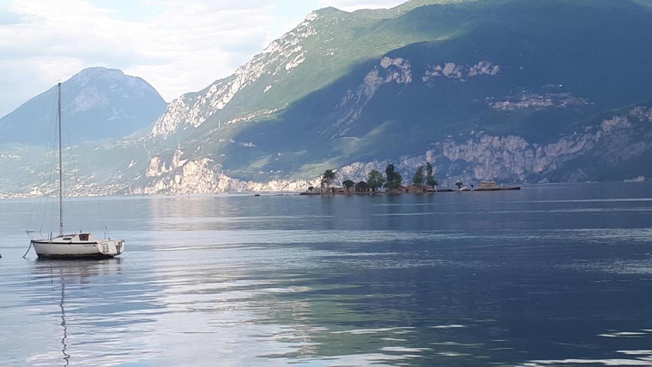Appartamenti Casa Nina, Lago,Montagne, Uliveti Brenzone sul Garda Bagian luar foto