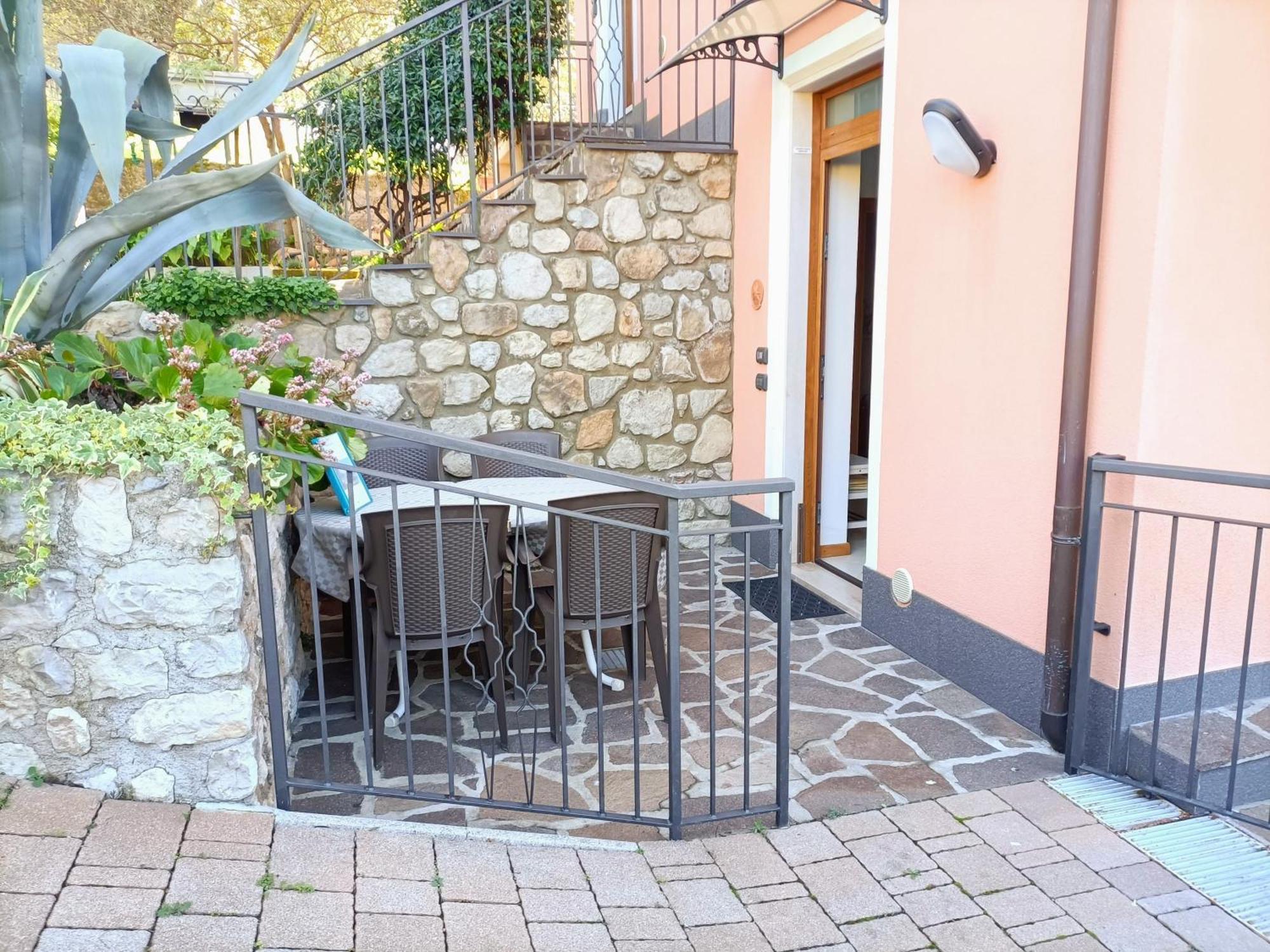 Appartamenti Casa Nina, Lago,Montagne, Uliveti Brenzone sul Garda Bagian luar foto