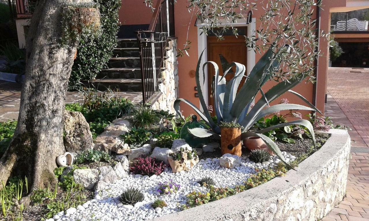 Appartamenti Casa Nina, Lago,Montagne, Uliveti Brenzone sul Garda Bagian luar foto